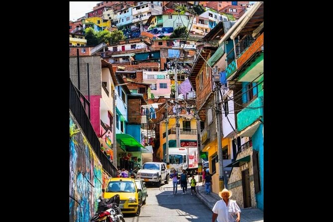 Comuna 13 Graffitour With Spray Painting and Typical Food C13