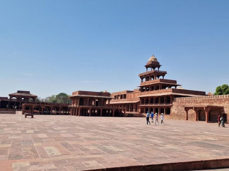 From Agra to Jaipur: Chand Baori and Fatehpur Transfer Tour