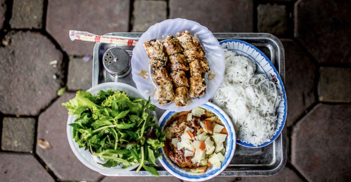 Hanoi: 7 Tasting Street Food Walking Tour and Train Street