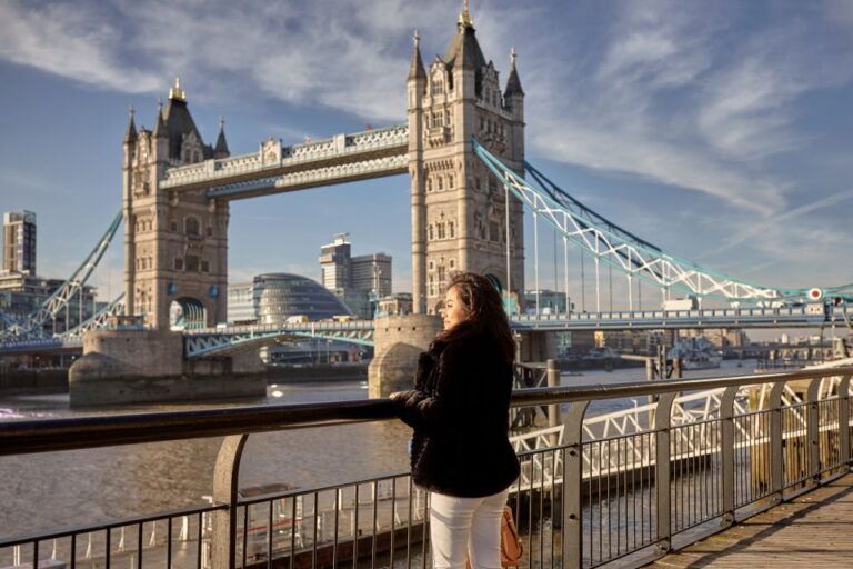 London: Private 30-Minute Photo Shoot at Tower Bridge