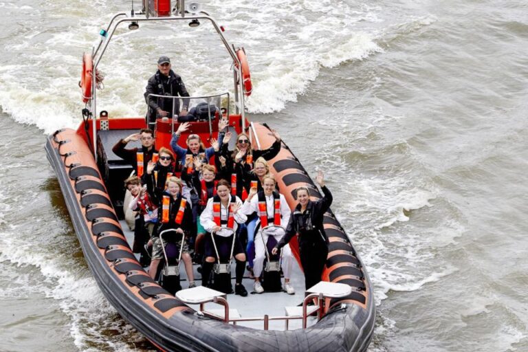 London: Private Speedboat Hire Through the Heart of the City