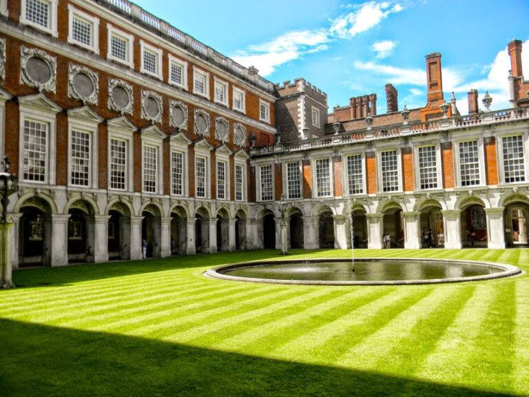 London: Royal Hampton Court Guided Tour With Afternoon Tea