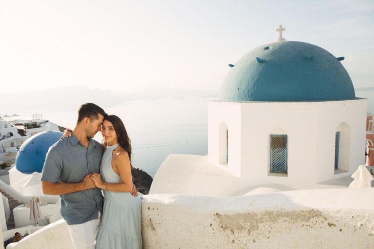 Oia: 30 Photo Session for Couples or Solo Travelers