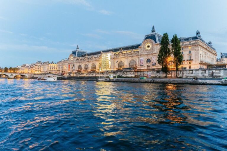 Paris: 3-Course-Dinner Cruise on the Seine With Live Music