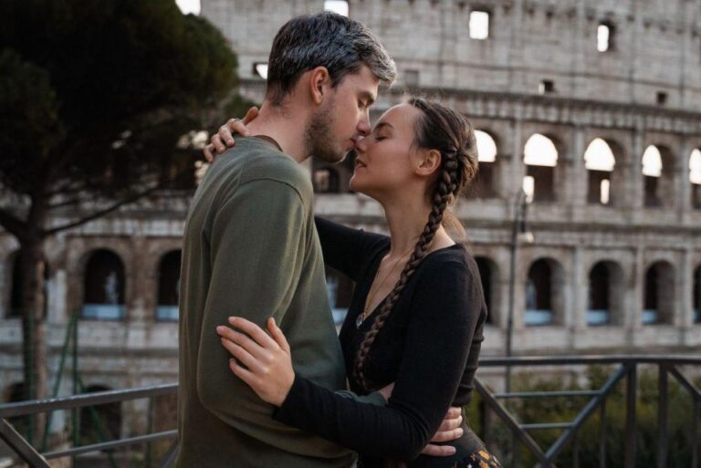 Rome: Romantic Couple Photoshoot Experience at the Colosseum