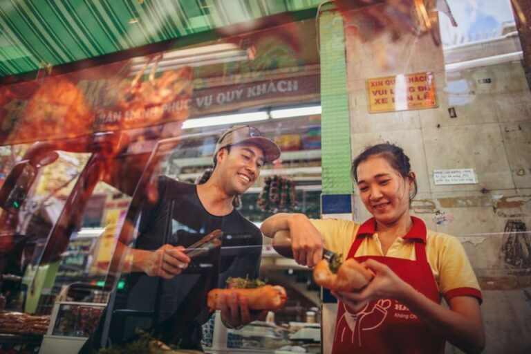 Saigon at Sunset: Street Food and Local Drink Tour