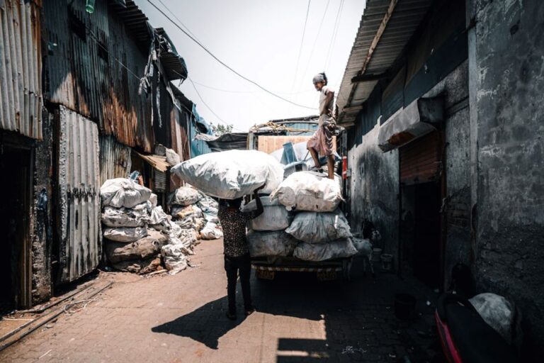 WALKING DHARAVI SLUM TOUR