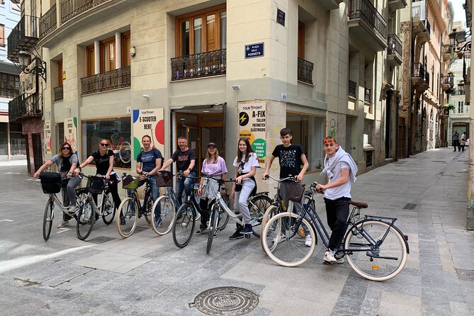 150 Min Bike Group Tour With Local Guide - Experience the City