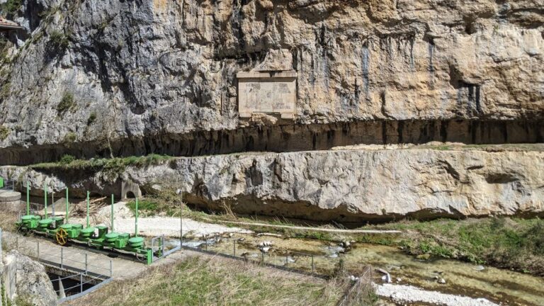 From Triponzo: Valnerina Tunnel and Mountain Hiking Tour