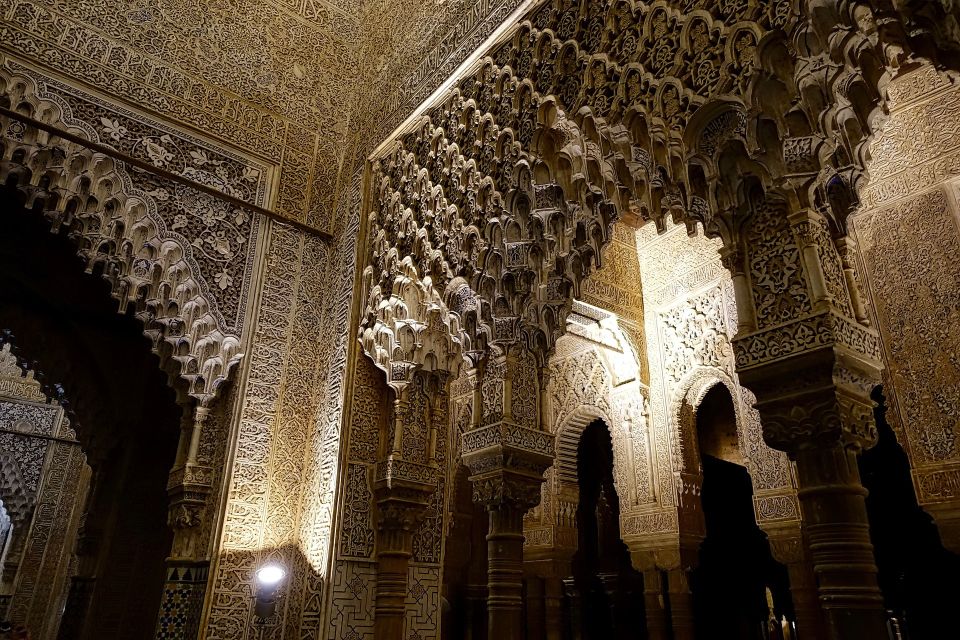 Granada: Alhambra and Nasrid Palaces Guided Tour at Night - Inclusions and Exclusions