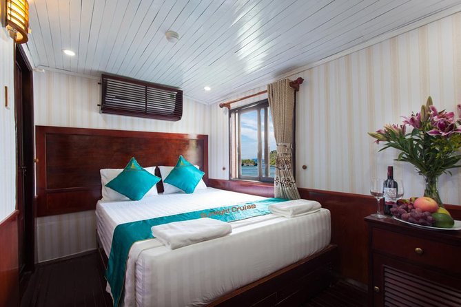 Ha Long Bay Tour in Middle 3 Star Cruise - Onboard Dining Experience