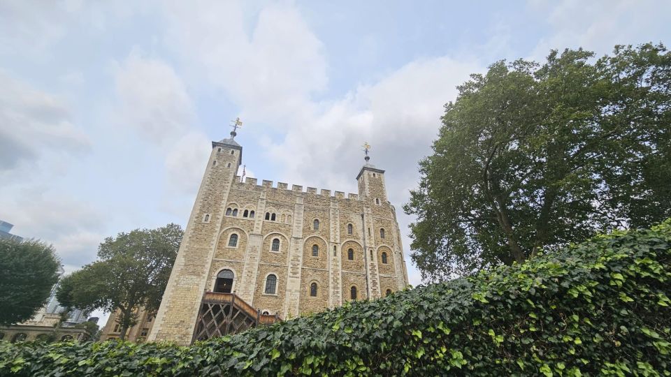 London: Tower of London and Crown Jewels Easy Access Tour - Experience Highlights