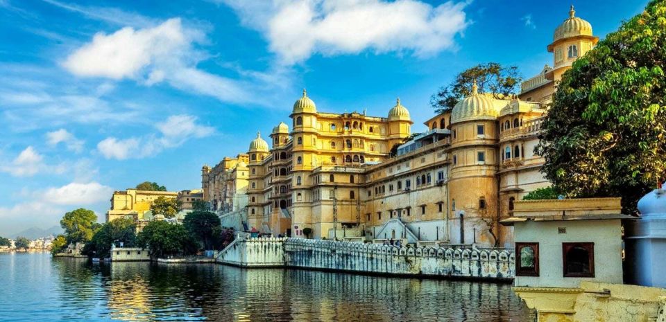 Udaipur: City Palace Museum Tour and Lake Pichola Boat Tour - Itinerary Highlights