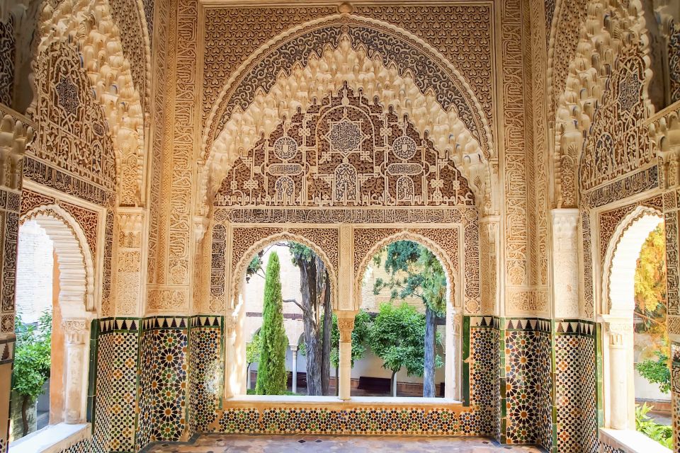 Alhambra and Albaicín Full-Day Private Tour From Seville - Main Attractions