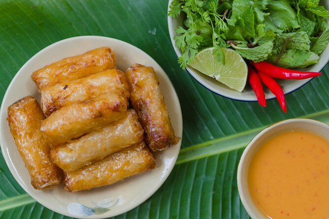 Hanoi Street Eats Evening Small Group Tour - Food Sampling Experience