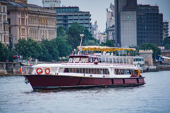 Nighttime Downtown Budapest Sightseeing Cruise - Amenities and Accessibility