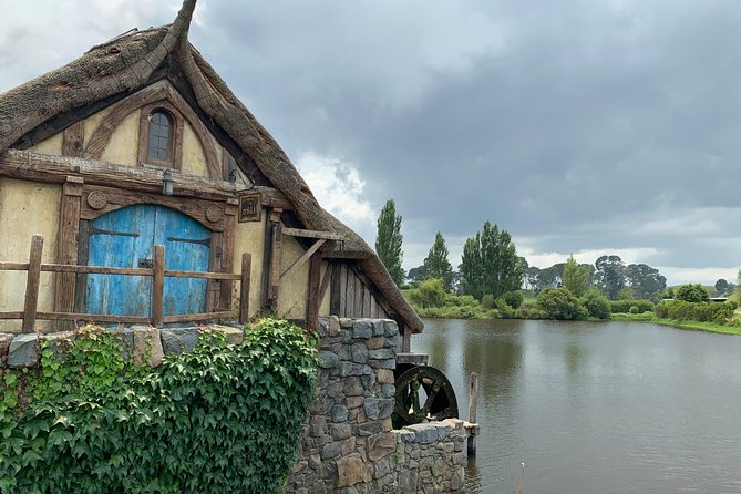 Private Luxury Tour to Hobbiton Movie Set & Waitimo Glowworm Cave - Inclusions and Amenities