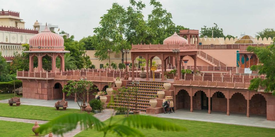 Jaipur: Chokhi Dhani With Private Transportation and Dinner - Dining Experience Overview