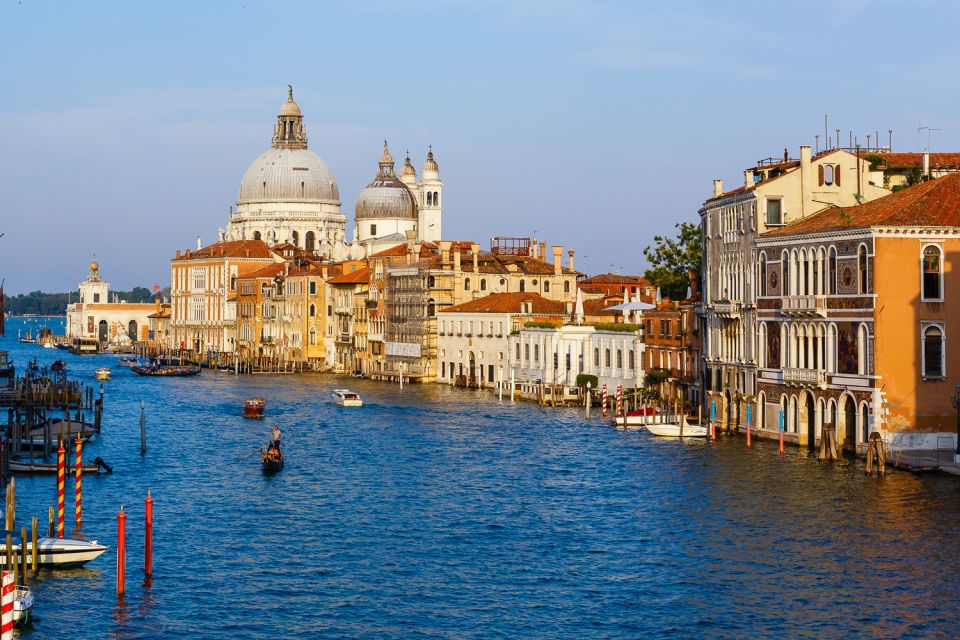 Venice: Gondola Serenade on the Grand Canal With Mask - Tips for Your Gondola Ride