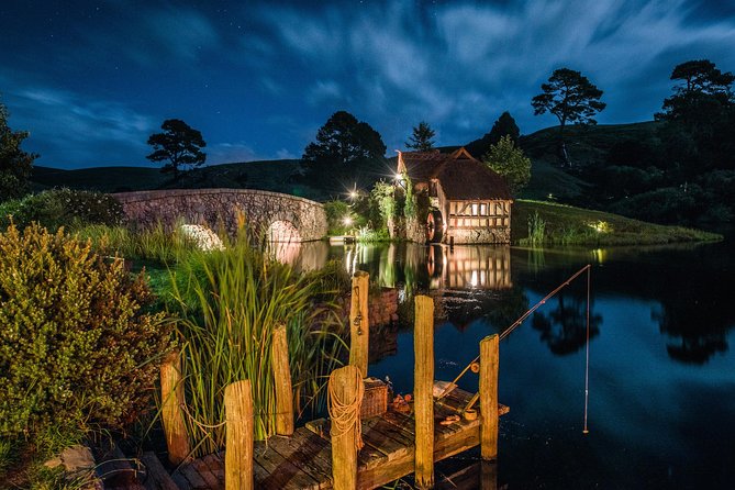 Hobbiton Movie Set and Waitomo Glowworm Caves Guided Day Trip From Auckland - Scenic Drive Experience