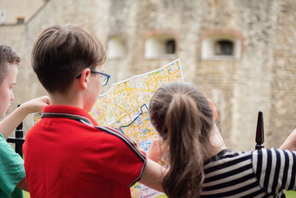 London: Kids Activity Tour in German - Engaging History for Kids