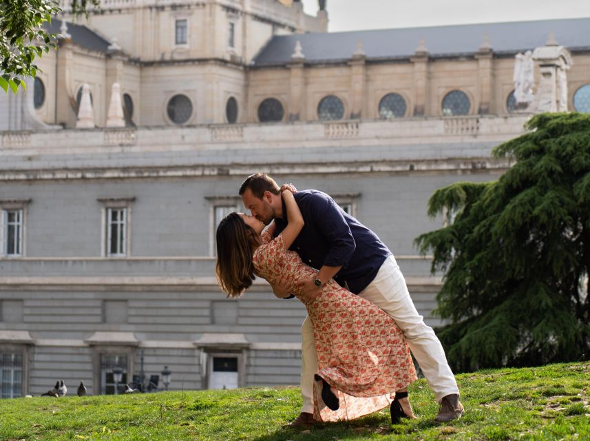 Madrid: Romantic Photoshoot for Couples - Ideal for Occasions