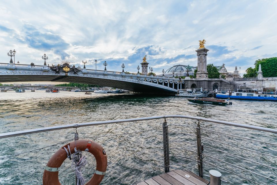 Paris: 3-Course-Dinner Cruise on the Seine With Live Music - Important Dress Code