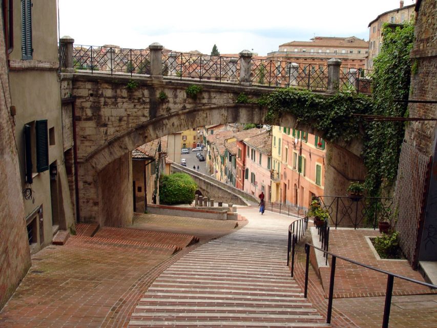 Perugia 2–Hour Small Group Walking Tour - Exploring Perugias Attractions