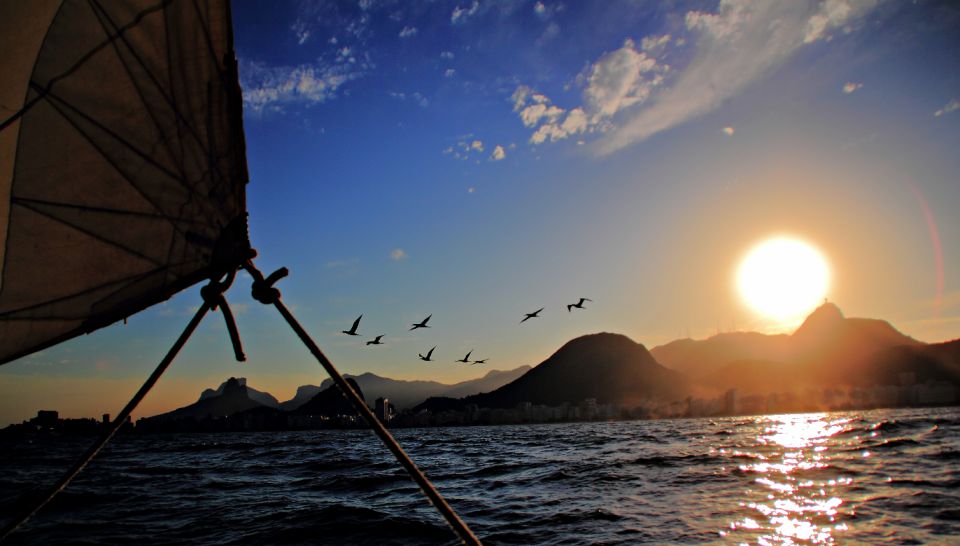 Rio De Janeiro: Guanabara Bay Sunset Sailing Tour & Drinks - Onboard Amenities