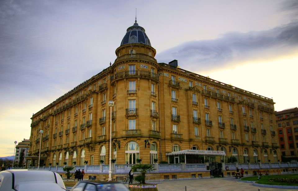 San Sebastián: Private Walking Historic & Cultural Tour - Exploring Emblematic Areas