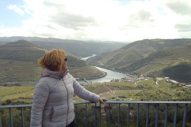 Douro Valley Wine Tour With Friends & Traditional Lunch - Booking Process and Reviews