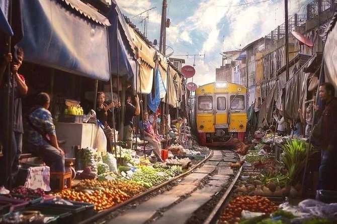 Train Market and Floating Market Half Day Tour - Floating Market Attractions