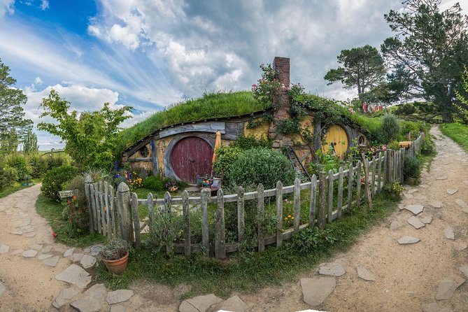 Hobbiton Movie Set and Waitomo Glowworm Caves Guided Day Trip From Auckland - Tips for Travelers