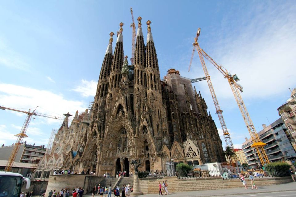 Barcelona: Private Sagrada Familia and Park Guell Tour - Key Points