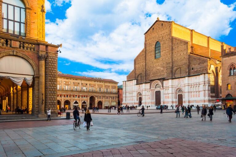 Bologna: Red Bus City Tour and Local Food Tasting