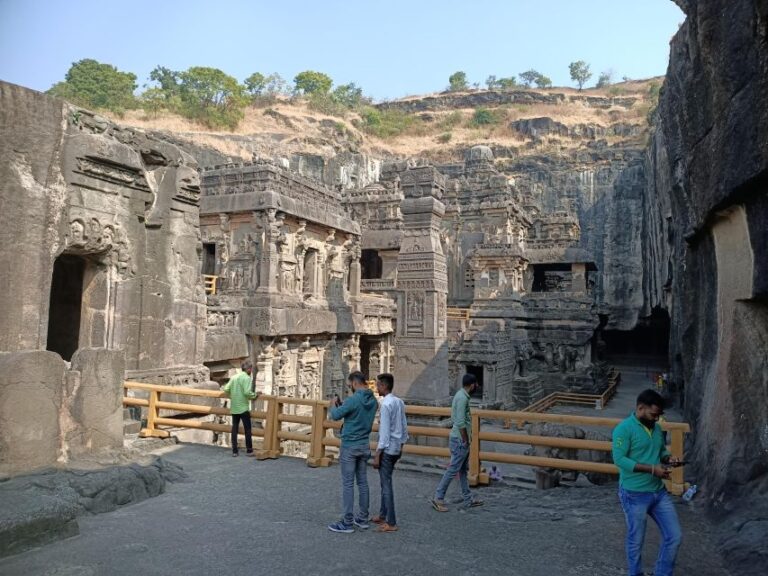 From Aurangabad: Ajanta & Ellora Day Tour With All Inclusion