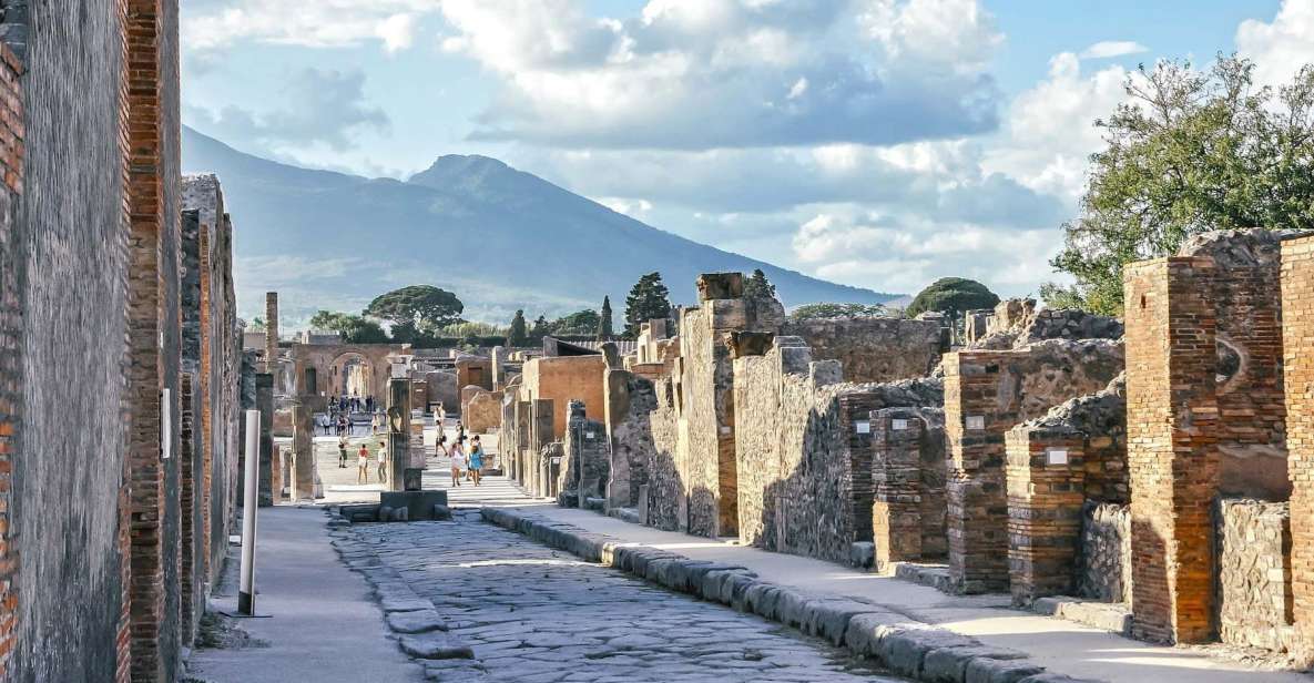 Pompeii: Guided Tour in Small Groups, With an Expert Guide - Key Points