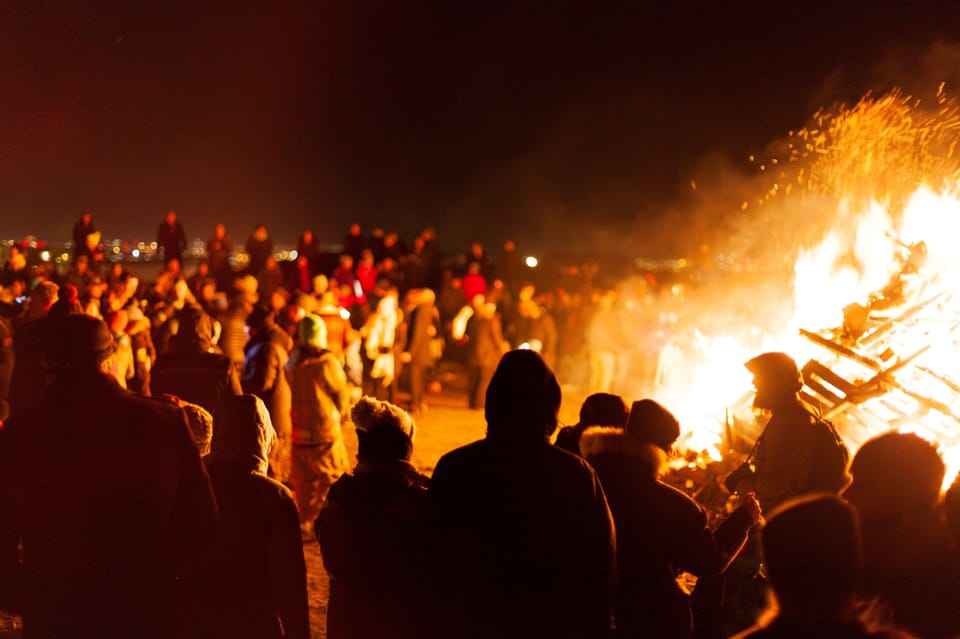 Reykjavik 3-Hour New Years Eve Bonfire Tour - Key Points