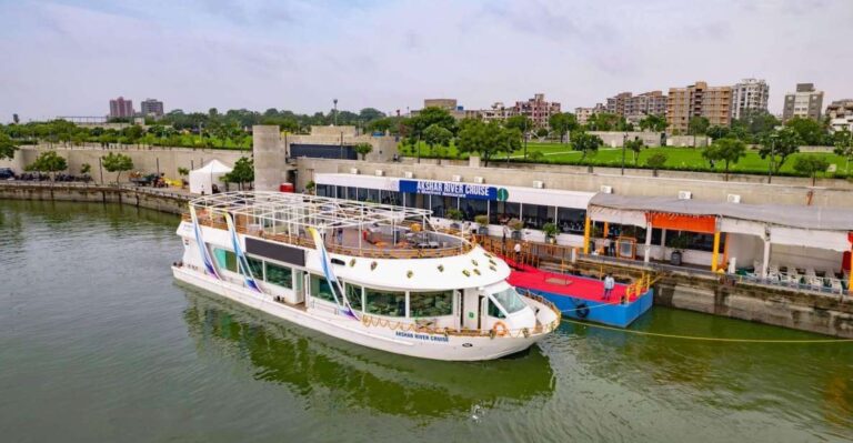 Ahmedabad: Sabarmati Riverfront Cruise With Dinner & Music