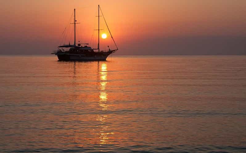 Alanya: Sunset Boat Includes Soft Drinks And Dinner