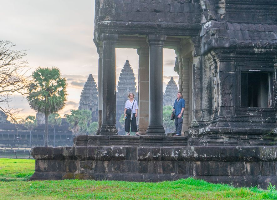 Angkor Wat: Guided Vespa Tour Inclusive Lunch at Local House
