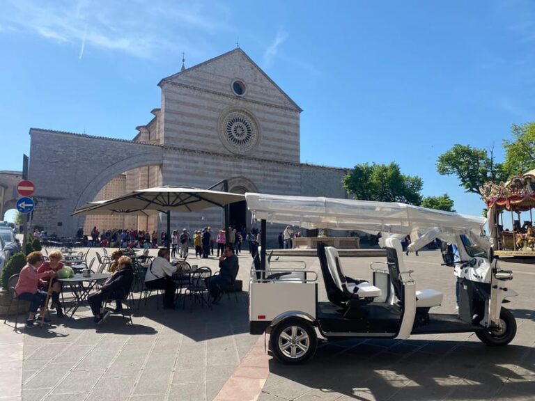 Assisi: Night Tour by Vintage Tuk Tuk: Italian