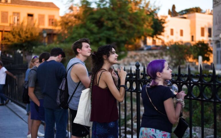 Athens: Evening Private City Walking Tour & 4-Course Dinner