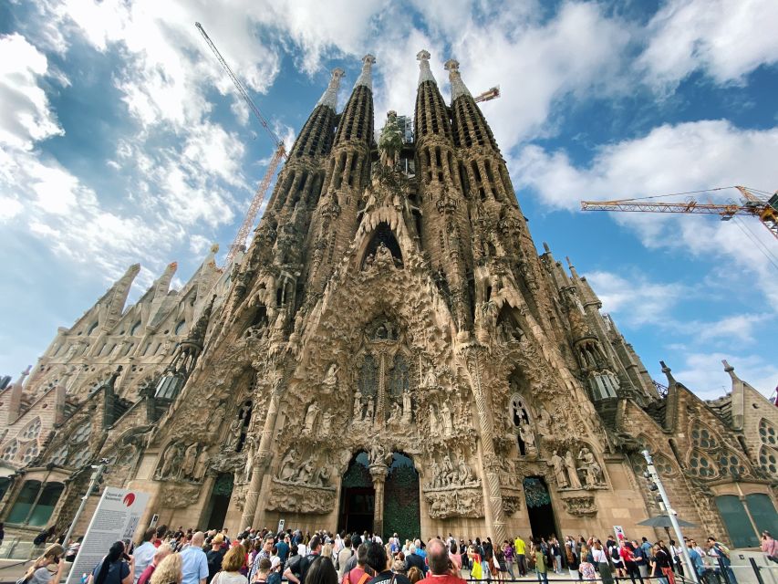 Barcelona: Fast Track Guided Tour of Sagrada Familia - Tour Overview and Details