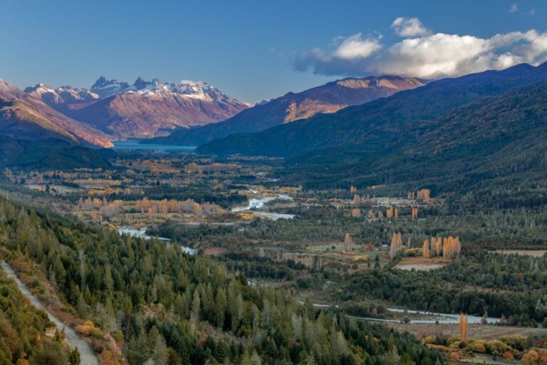 Bariloche: Full-Day El Bolsón and Puelo Lake Tour