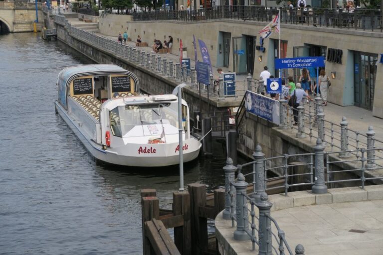 Berlin: Boat Sightseeing Cruise With Audioguide