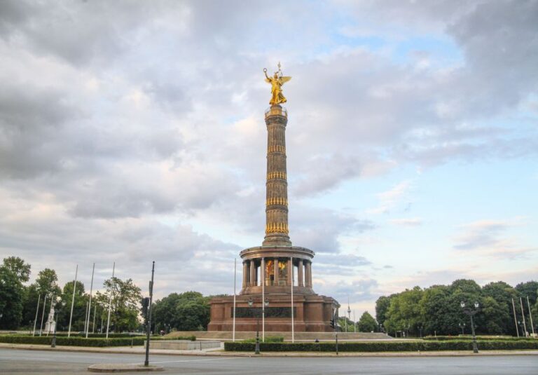 Berlin: Private 2-Hour Sightseeing Tour in Classic GDR Van