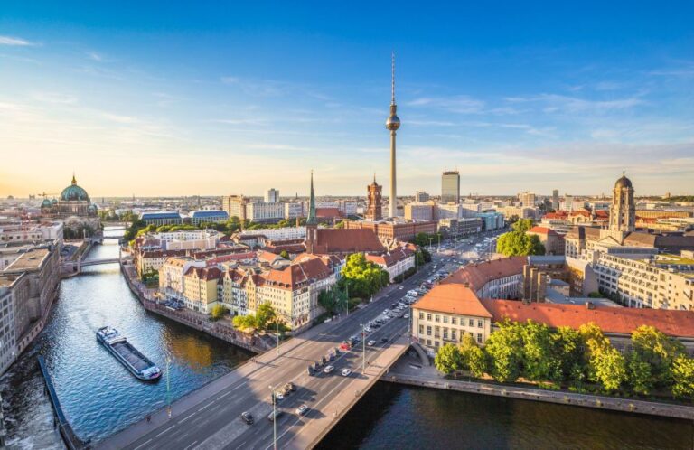 Berlin: Private City Center Highlights Walking Tour