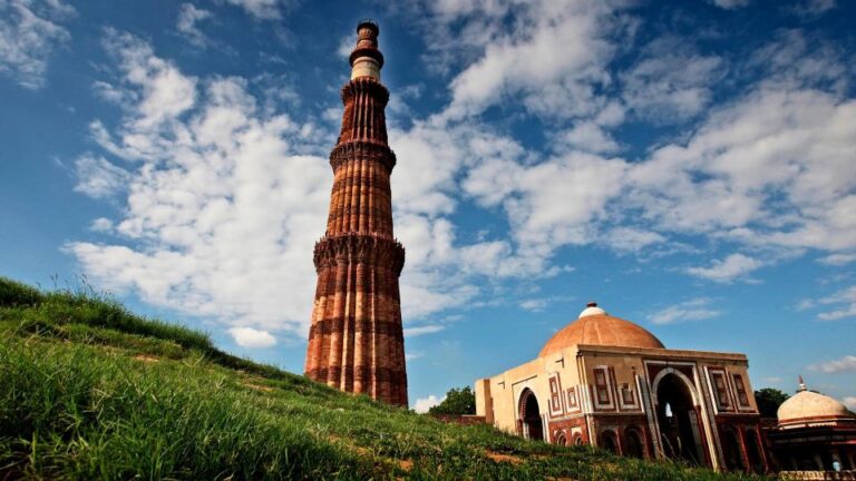 Best of New Delhi: 6-Hours Guided City Tour With Car & Guide