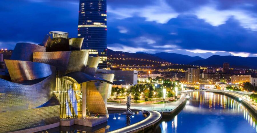 Bilbao: Private Night Walking Tour